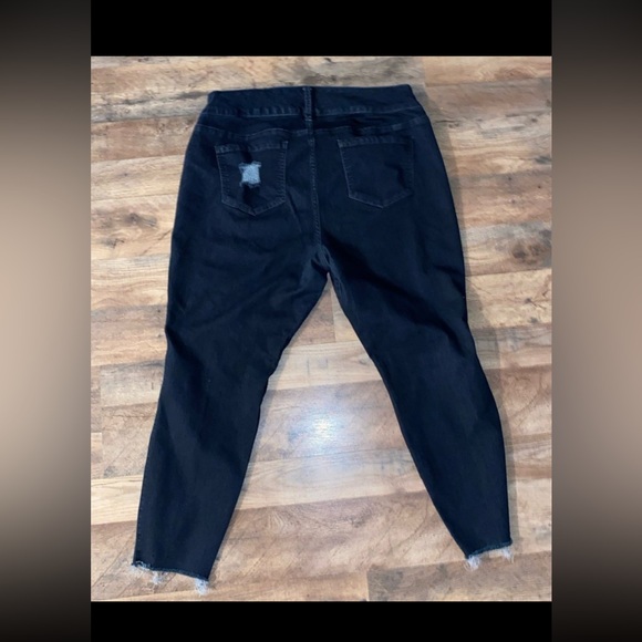 Torrid - Picture 2 of 4